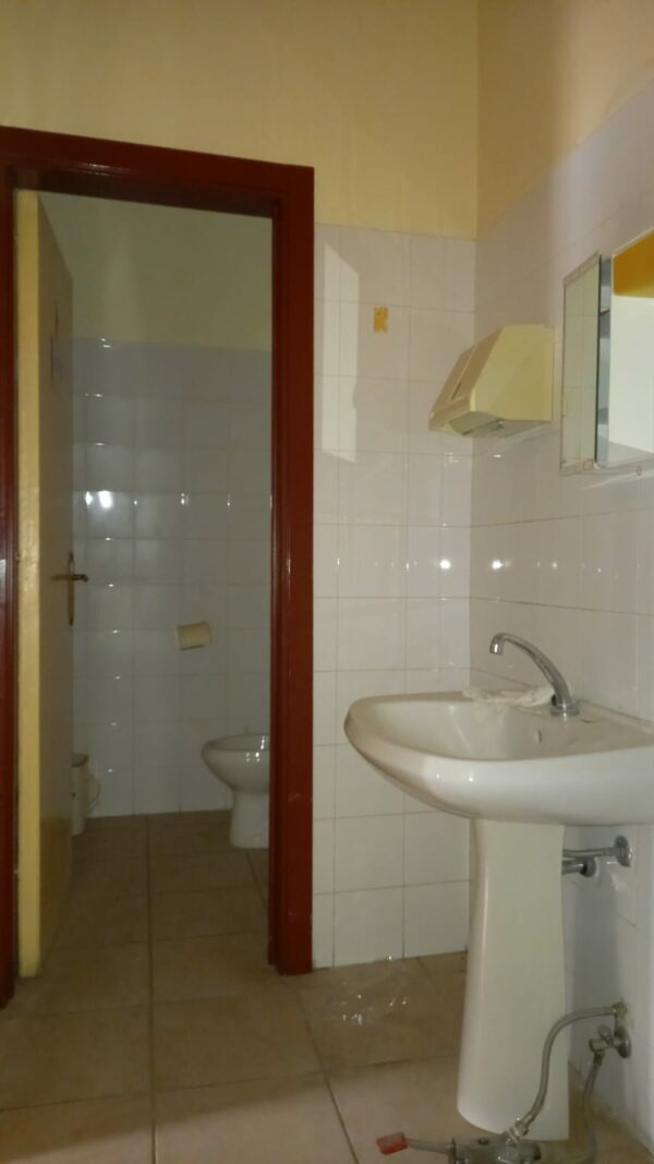 Appartamento su II livelli con locale commerciale in zona Via Castel del Monte - immagine 11