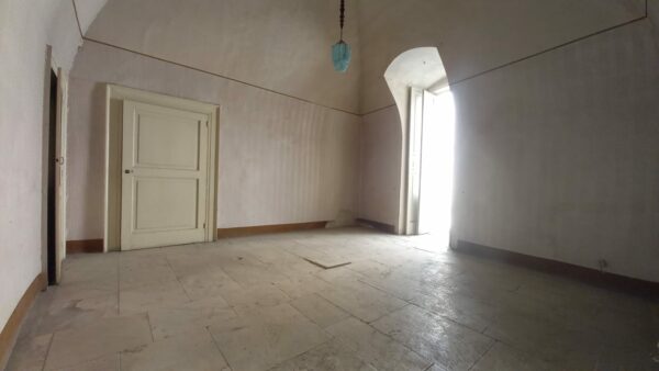 Appartamento su II livelli con locale commerciale in zona Via Castel del Monte - immagine 4