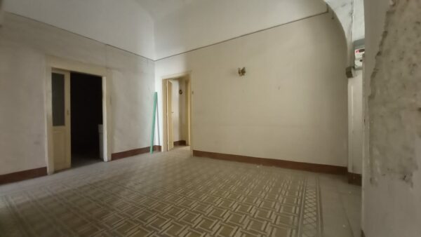 Appartamento su II livelli con locale commerciale in zona Via Castel del Monte - immagine 7