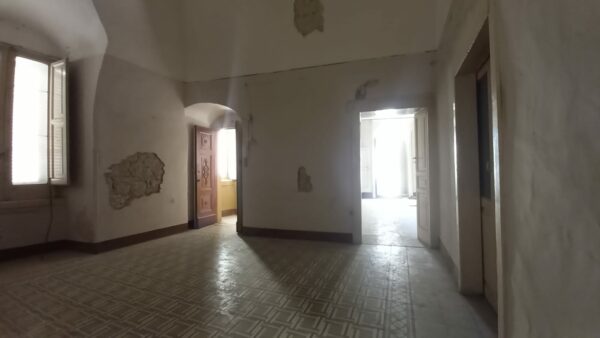 Appartamento su II livelli con locale commerciale in zona Via Castel del Monte - immagine 8