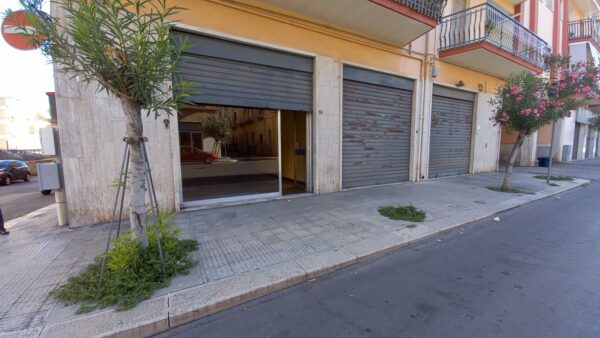 Locale commerciale in zona Viale Cadorna