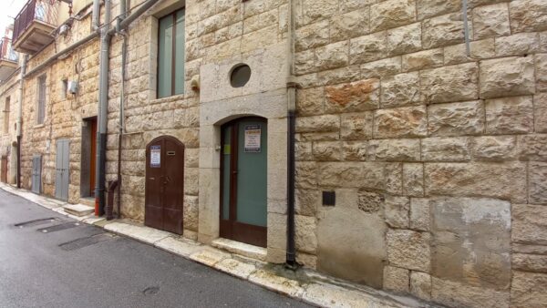 Locale uso studio + Cantina in zona Via Castel del Monte