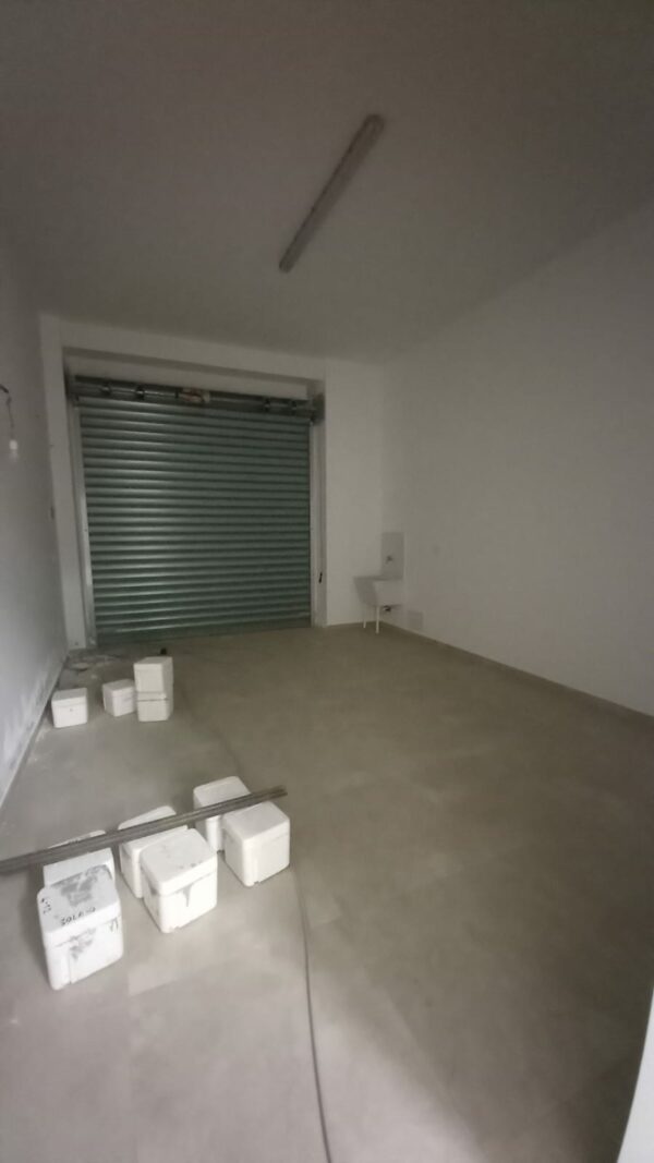 Locale commerciale in zona Via Alcide de Gasperi - immagine 4
