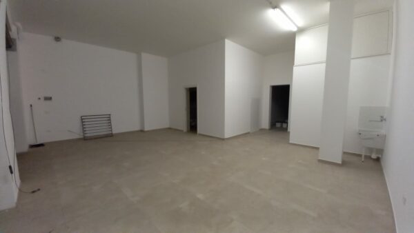 Locale commerciale in zona Via Alcide de Gasperi - immagine 2