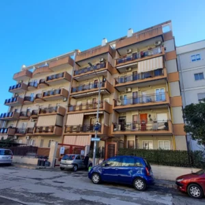 Appartamento con ascensore + box auto a Trani