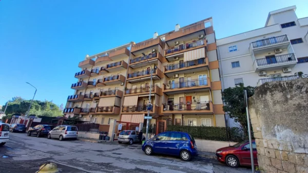 Appartamento con ascensore + box auto a Trani