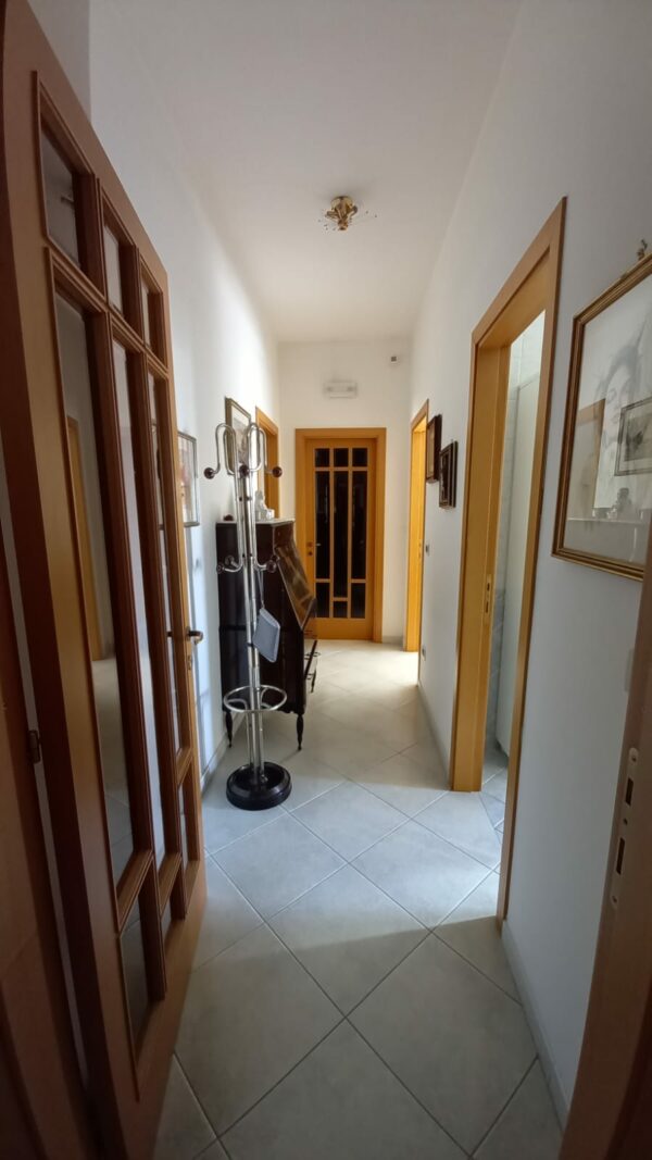 Appartamento con ascensore + box auto a Trani - immagine 11