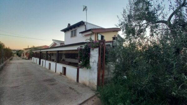 Villa in zona Lago Baione - immagine 2