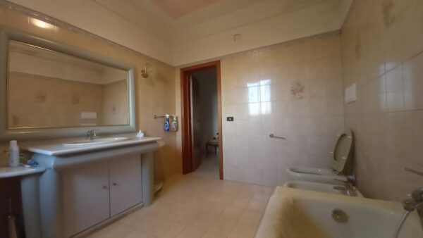 Villa in zona Lago Baione - immagine 10