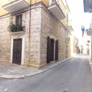 Locale uso abitazione in zona Via Castel del Monte