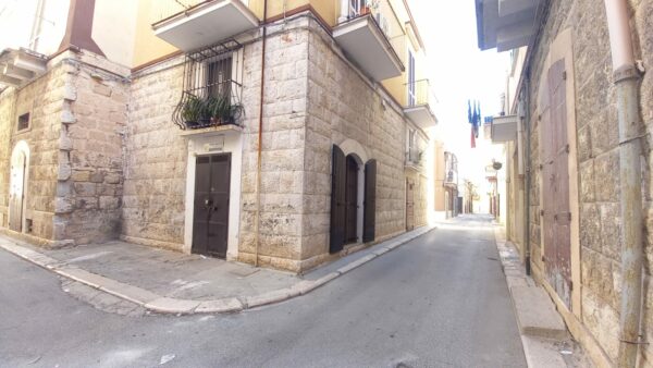 Locale uso abitazione in zona Via Castel del Monte