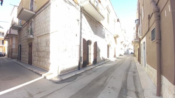 Locale uso abitazione in zona Via Castel del Monte - immagine 4