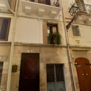 Indipendente con cantina su III livelli in zona Piazza Abazia