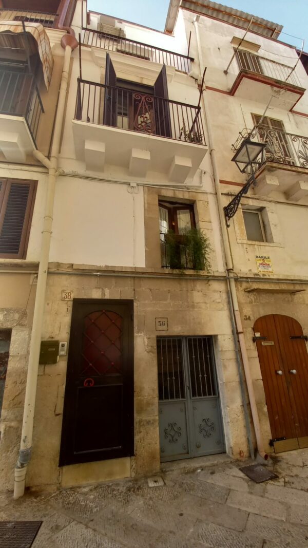 Indipendente con cantina su III livelli in zona Piazza Abazia