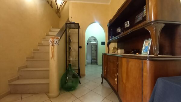 Indipendente con cantina su III livelli in zona Piazza Abazia - immagine 12