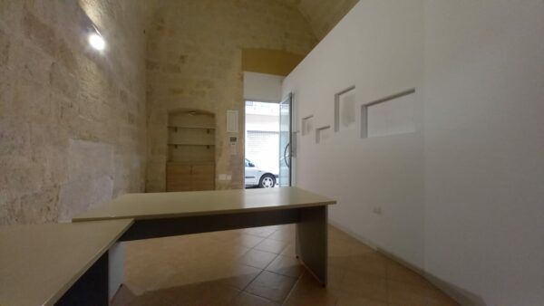 Locale ad uso deposito in zona Via M.R.Imbriani - immagine 4