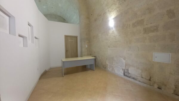 Locale ad uso deposito in zona Via M.R.Imbriani - immagine 3