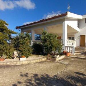 Villa bifamigliare con piscina in zona Via Gravina