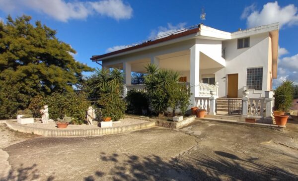 Villa bifamigliare con piscina in zona Via Gravina