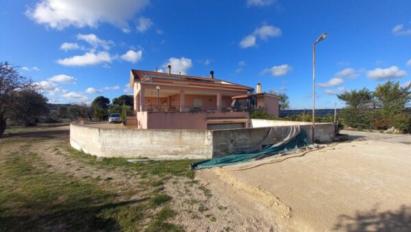 Villa bifamigliare con piscina in zona Via Gravina - immagine 11