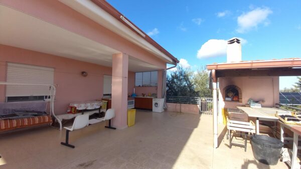 Villa bifamigliare con piscina in zona Via Gravina - immagine 12