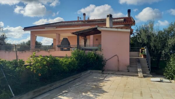 Villa bifamigliare con piscina in zona Via Gravina - immagine 8