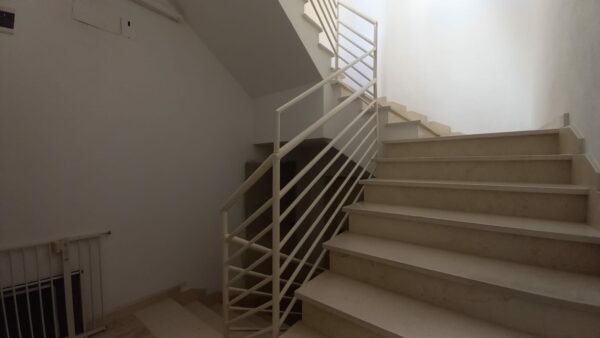 Villa bifamigliare con piscina in zona Via Gravina - immagine 2