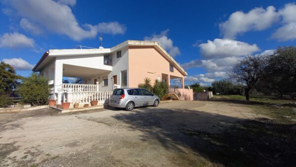 Villa bifamigliare con piscina in zona Via Gravina - immagine 14