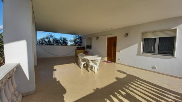 Villa bifamigliare con piscina in zona Via Gravina - immagine 7