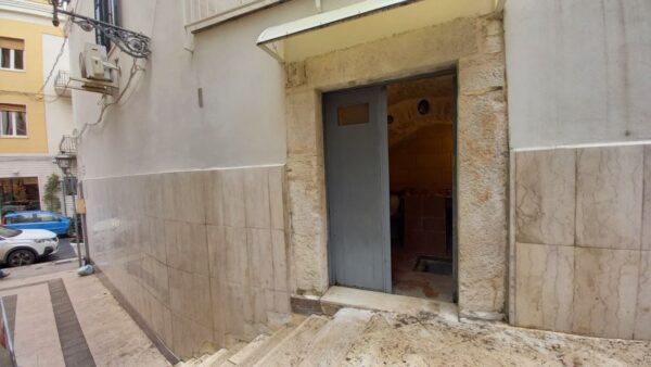Locale uso deposito con cantina in zona Via Duomo - immagine 2