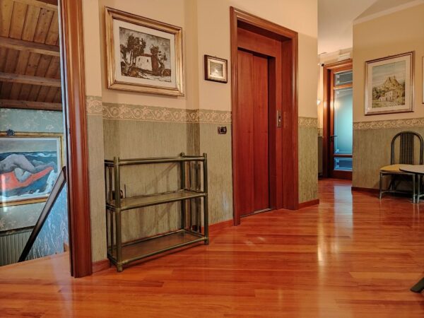 Prestigiosa Villa su II livelli con depandance in zona Via Castel del Monte - immagine 3