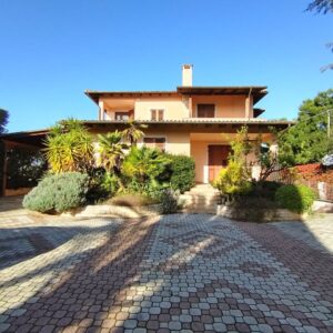 Prestigiosa Villa su II livelli con depandance in zona Via Castel del Monte