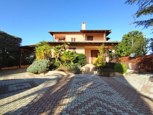 Prestigiosa Villa su II livelli con depandance in zona Via Castel del Monte