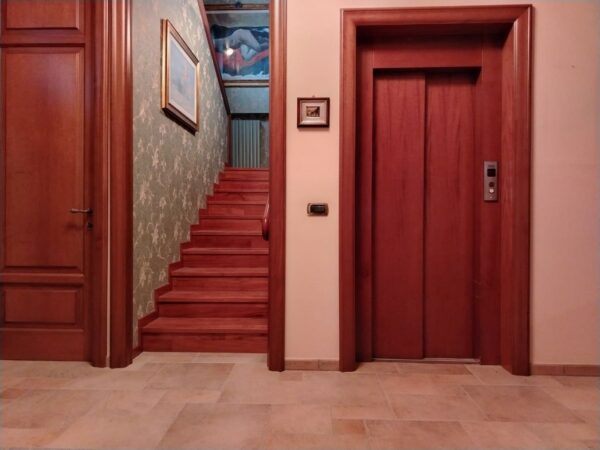 Prestigiosa Villa su II livelli con depandance in zona Via Castel del Monte - immagine 2