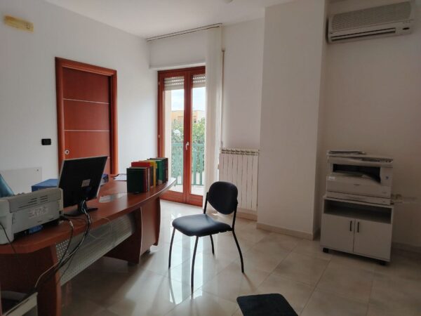 Stanze arredate per uso studio in Via Faustina - immagine 2
