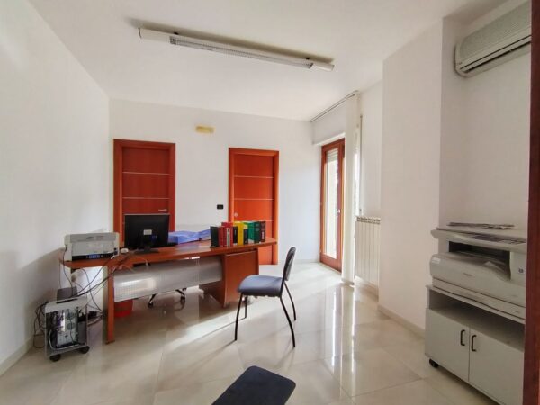 Stanze arredate per uso studio in Via Faustina - immagine 3