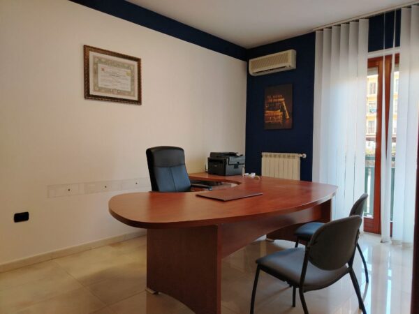 Stanze arredate per uso studio in Via Faustina