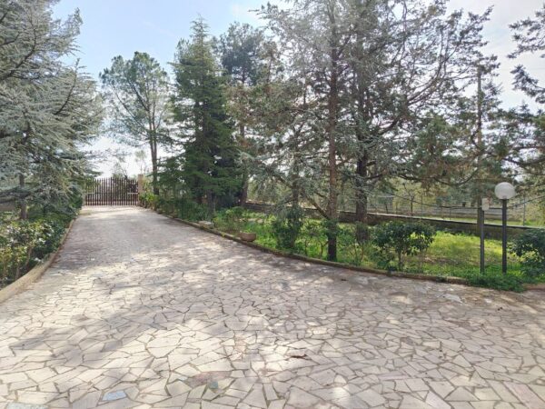 Villa su II livelli in zona Via Bracco - immagine 32