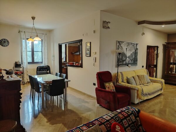 Villa su II livelli in zona Via Bracco - immagine 5