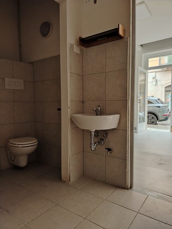 Locale commerciale in zona Via Dante - immagine 4