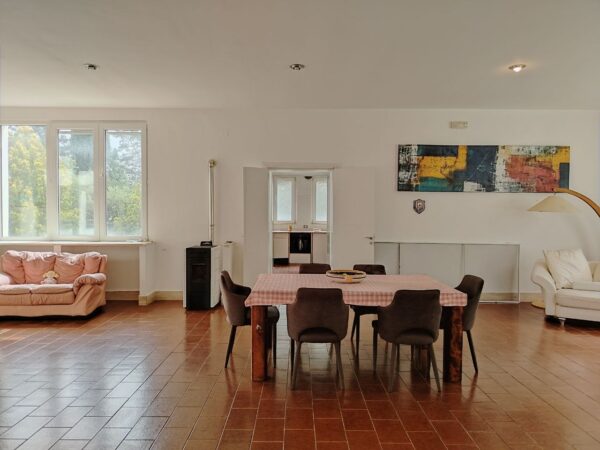 Villa immersa nel verde in zona Calendano - immagine 3