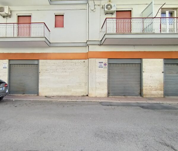 Locali adiacenti in zona Via Castel del Monte