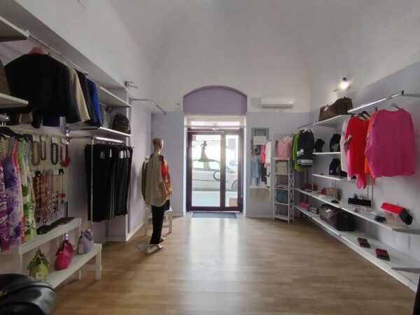 Locale commerciale in zona Viale IV novembre - immagine 2