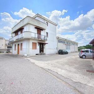 Soluzione indipendente con capannone In zona Via Scannagatta