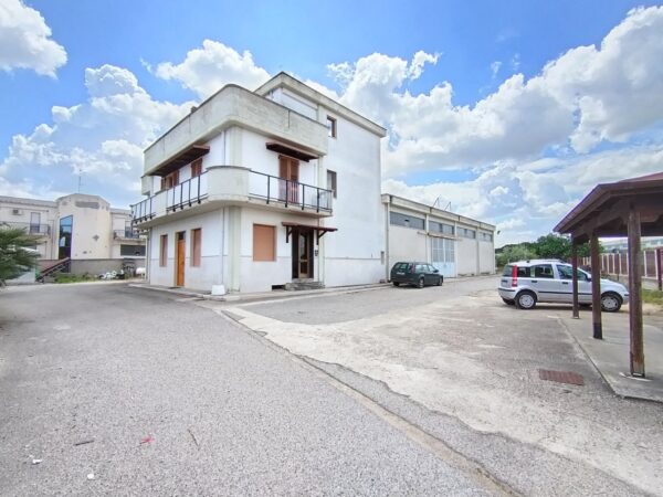 Soluzione indipendente con capannone In zona Via Scannagatta