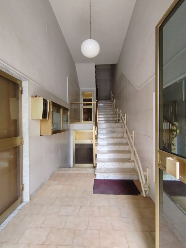 Soluzione semindipendente con terrazzo in zona Via Mereu - immagine 2