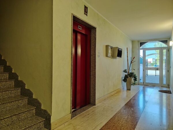 Appartamento con ascensore in zona Via Gravina - immagine 3