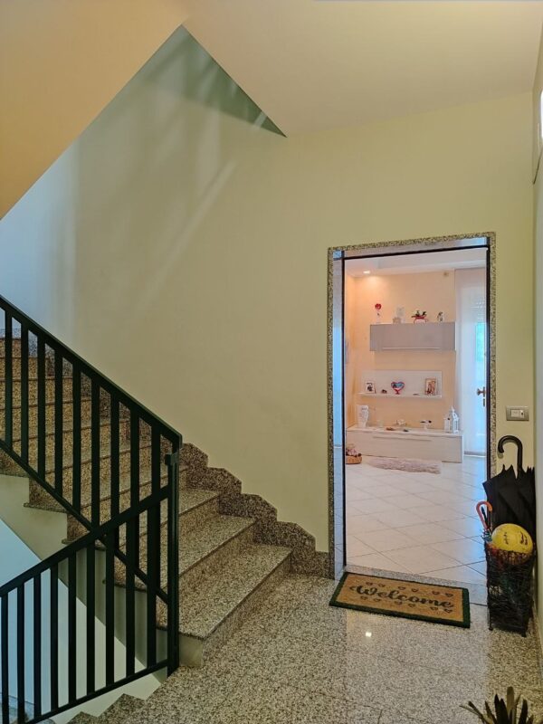 Appartamento con ascensore in zona Via Gravina - immagine 4