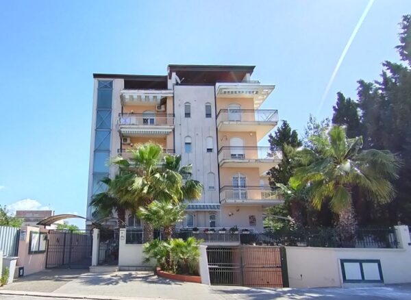 Appartamento con ascensore in zona Via Gravina