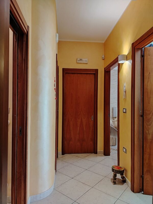 Appartamento con ascensore in zona Via Gravina - immagine 5